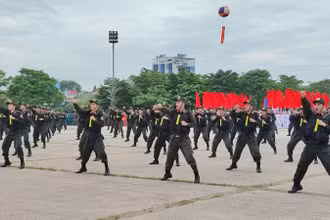 Lực lượng tham gia bảo đảm an ninh, trật tự tại cơ sở biểu diễn võ thuật tại lễ ra mắt.