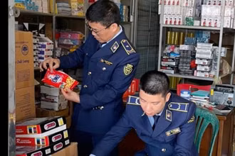 Cán bộ quản lý thị trường kiểm tra hàng hóa bầy bán tại cửa hàng của ông N.V.K.