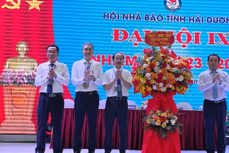 Bí thư Tỉnh ủy Hải Dương Trần Đức Thắng tặng hoa chúc mừng Đại hội Hội Nhà báo tỉnh.
