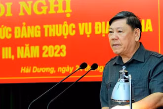 Phó Chủ nhiệm Thường trực Ủy ban Kiểm tra Trung ương Trần Văn Rón phát biểu tại hội nghị.