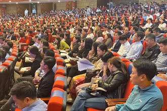 Các đại biểu dự hội thảo ứng dụng trí tuệ nhân tạo (AI) trong giáo dục và đào tạo tại Trung tâm Văn hóa Xứ Đông.