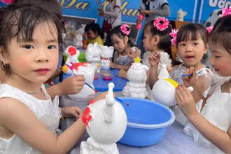 Trẻ Trường mầm non Thanh Bình trải nghiệm hoạt động tô tượng.