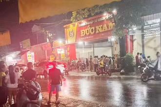 Người dân tụ tập trước cửa hàng vàng Đức Nam sau khi xảy ra vụ cướp.