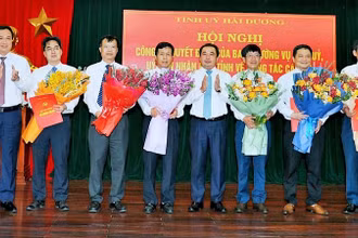 Lãnh đạo tỉnh Hải Dương tặng hoa chúc mừng các cán bộ được điều động, bổ nhiệm.