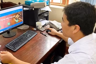 Cán bộ tỉnh Hải Dương tham gia cuộc thi tìm hiểu pháp luật trực tuyến.