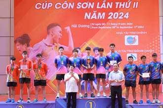 Ban tổ chức trao giải thưởng cho các đoàn giành huy chương nội dung đồng đội nam.