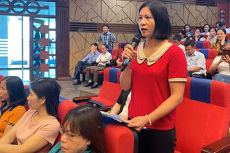 Bà Vũ Thị Mến, Trạm trưởng Y tế xã Cẩm Phúc, huyện Cẩm Giàng nêu những đề xuất, kiến nghị tại buổi đối thoại.