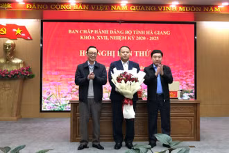 Các đồng chí lãnh đạo tỉnh Hà Giang tặng hoa chúc mừng đồng chí Phan Huy Ngọc.
