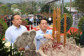 Các đồng chí lãnh đạo tỉnh Hà Giang thắp hương trước anh linh các Anh hùng liệt sĩ tại Nghĩa trang Liệt sĩ Vị Xuyên.
