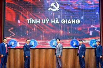 Các đồng chí lãnh đạo tỉnh Hà Giang ấn nút phát động giải.