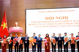 Các đồng chí lãnh đạo tỉnh Hà Giang trao quyết định và tặng hoa chúc mừng các đơn vị được thành lập, tổ chức lại.