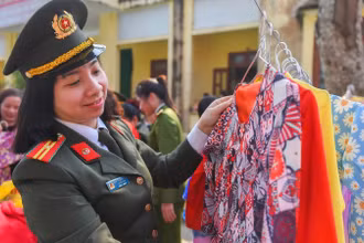 Hội Phụ nữ Công an tỉnh Hà Giang tổ chức "Gian hàng áo dài không đồng" tại xã Linh Hồ. (Ảnh: KHÁNH LINH)