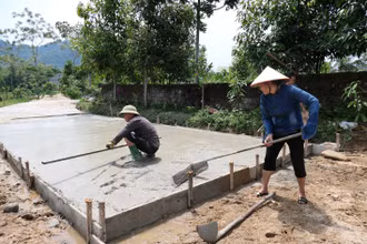 Người dân xã Việt Lâm, huyện Vị Xuyên góp công làm đường giao thông nông thôn.