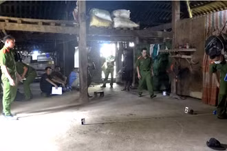 Cơ quan chức năng đang khám nghiệm hiện trường.