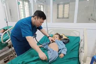 Bệnh nhi ngộ độc quả hồng châu điều trị tại Bệnh viện Đa khoa tỉnh Hà Giang.