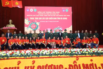 Nguyên Chủ tịch nước Trương Tấn Sang tặng quà cho các cựu chiến binh huyện Vị Xuyên.