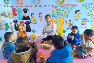 Cô và trò điểm trường mầm non thôn Tả Ván, xã Xín Chải, huyện Vị Xuyên (Hà Giang).