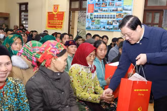 Đồng chí Phan Đình Trạc tặng quà Tết cho các hộ nghèo huyện Quản Bạ.