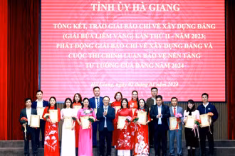 Các đồng chí Lãnh đạo tỉnh Hà Giang trao giải Nhất cho các tác giả.