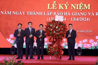 Đồng chí Lê Quốc Minh, Ủy viên Trung ương Đảng, Tổng Biên tập Báo Nhân Dân, Phó Trưởng Ban Tuyên giáo Trung ương, Chủ tịch Hội Nhà báo Việt Nam tặng hoa chúc mừng Báo Hà Giang.