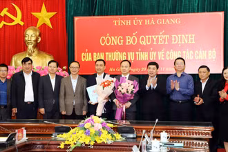 Các đồng chí lãnh đạo tỉnh Hà Giang trao quyết định, tặng hoa chúc mừng các đồng chí được điều động, bổ nhiệm.
