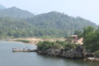 Khai thác cát làm vật liệu xây dựng thông thường trên sông Lô, huyện Vị Xuyên (Hà Giang).