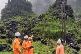 Công nhân Điện lực huyện Yên Minh (Hà Giang) khảo sát cấp điện cho các thôn biên giới.