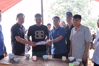 Lãnh đạo huyện Hoàng Su Phì thăm hỏi gia đình bị nạn do sạt lở đất.