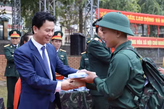 Bí thư Tỉnh ủy Hà Giang Đặng Quốc Khánh tặng quà cho tân binh lên đường nhập ngũ tại Lễ giao, nhận quân huyện Vị Xuyên.