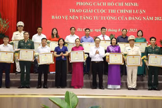 Lãnh đạo tỉnh Hà Giang tặng bằng khen cho các tập thể tiêu biểu trong học tập và làm theo tư tưởng, đạo đức, phong cách Chủ tịch Hồ Chí Minh.