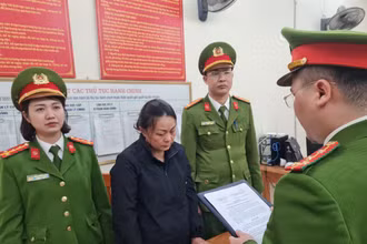 Cơ quan công an đọc lệnh bắt tạm giam đối với bị can Vũ Thị Thu Hòa.