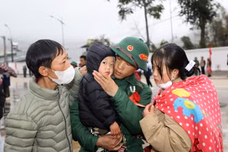 Tân binh huyện Đồng Văn chia tay gia đình lên đường nhập ngũ. Ảnh: KIM TIẾN