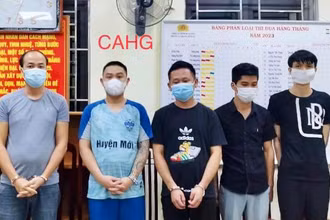 Các đối tượng bị tạm giữ hình sự trong đường dây cá độ bóng đá tại Hà Giang. (Ảnh Công an Hà Giang)
