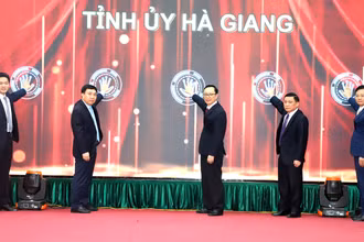Các đồng chí lãnh đạo tỉnh Hà Giang ấn nút phát động cuộc thi.