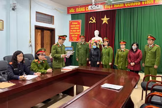 Cơ quan điều tra công bố quyết định khởi tố bị can, lệnh bắt bị can để tạm giam đối với Phạm Thị Kim Dung và Hoàng Thị Phượng.