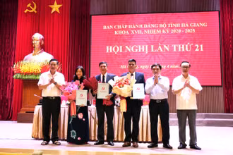 Các đồng chí lãnh đạo tỉnh Hà Giang tặng hoa chúc mừng các đồng chí được chuẩn y tham gia Ban Thường vụ, Ban Chấp hành Đảng bộ tỉnh Hà Giang.