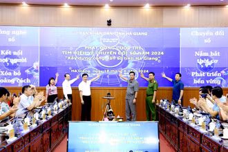 Các đồng chí lãnh đạo tỉnh Hà Giang bấm nút phát động cuộc thi.