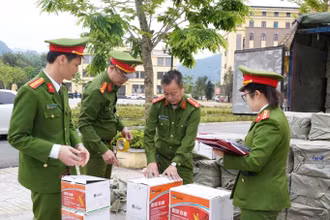 Phòng Cảnh sát Kinh tế, Công an tỉnh Hà Giang kiểm tra, xác định chủng loại hàng hóa không rõ nguồn gốc.