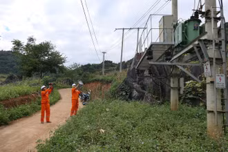 Công nhân Điện lực Đồng Văn sử dụng thiết bị đo PD kiểm tra điểm bất thường trạm biến áp tổ 4 thị trấn Đồng Văn.