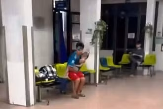 Hình ảnh xuất hiện trong video đăng tải trên mạng xã hội, phản ánh Bệnh viện đa khoa tỉnh Nam Định từ chối cấp cứu cháu bé bị tai nạn giao thông, vì không nộp đủ tiền tạm ứng. (Ảnh cắt từ video).