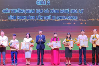 Đồng chí Đoàn Minh Huấn, Ủy viên Trung ương Đảng, Bí thư Tỉnh ủy Ninh Bình trao thưởng cho các tác giả đoạt giải A, Giải thưởng Khoa học và Công nghệ Hoa Lư lần thứ 3. (Ảnh: XUÂN TRƯỜNG) 