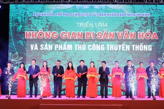 Các đại biểu cắt băng khai mạc Triển lãm “Không gian Di sản văn hóa và sản phẩm thủ công truyền thống”. (Ảnh: XUÂN TRƯỜNG)
