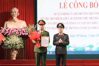 Đại tá Nguyễn Hữu Mạnh, Giám đốc Công an tỉnh Nam Định trao quyết định của Bộ trưởng Công an bổ nhiệm Thượng tá Nguyễn Đức Tiến giữ chức danh Phó Thủ trưởng thường trực Cơ quan Cảnh sát điều tra Công an tỉnh Nam Định.