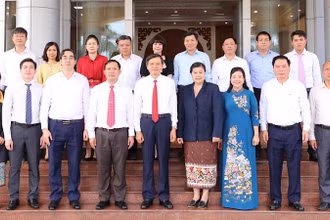 Đồng chí Vi-La-Vone Phăn-Tha-Vông, Ủy viên Thường trực, Phó Trưởng Ban Tuyên huấn Trung ương Đảng Nhân dân Cách mạng Lào và Đoàn đại biểu Tạp chí A-lun-may, cùng các đồng chí lãnh đạo tỉnh Ninh Bình. (Ảnh: ĐỨC LAM)