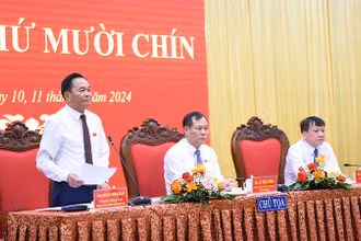 Chủ tọa điều hành phiên chất vấn và trả lời chất vấn tại kỳ họp. 