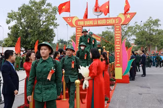 Tân binh thuộc huyện Hải Hậu (Nam Định) trong ngày Lễ giao quân. (Ảnh: XUÂN THU)