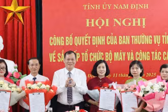 Đồng chí Phó Bí thư Thường trực Tỉnh ủy Nam Định Lê Quốc Chỉnh trao các Quyết định và tặng hoa chúc mừng Ban Biên tập Báo Nam Định. (Ảnh: VIẾT DƯ)