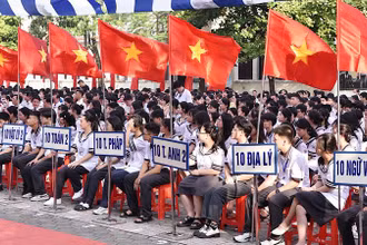 Học sinh Trường trung học phổ thông chuyên Lê Hồng Phong (Nam Định) trong ngày khai giảng. (Ảnh: XUÂN TRƯỜNG)