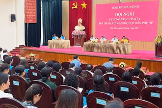 Quang cảnh Hội nghị Thường trực Tỉnh ủy Ninh Bình đối thoại với cán bộ, hội viên phụ nữ. (Ảnh: XUÂN TRƯỜNG)