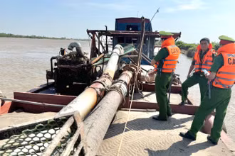 Lực lượng Công an tỉnh Nam Định kiểm tra phương tiện khai thác cát trên địa bàn.